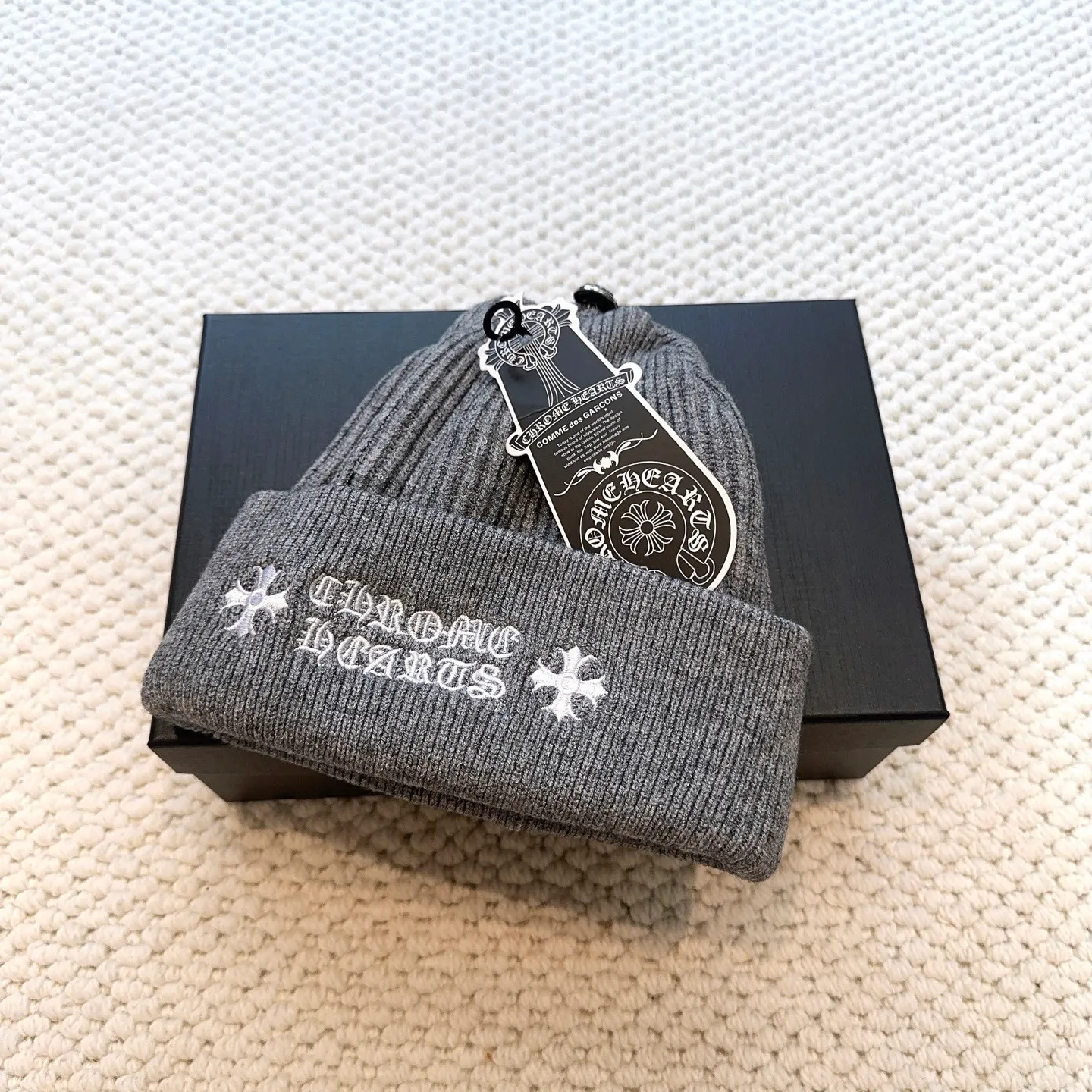P50 🤍Chrome hearts new autumn and winter cross embroidered letter knitted hat🧶 One of the must-have hats in autumn and winter~ It really looks good on whoever wears it~, it is also a perfect match in black and white and gray in autumn~
